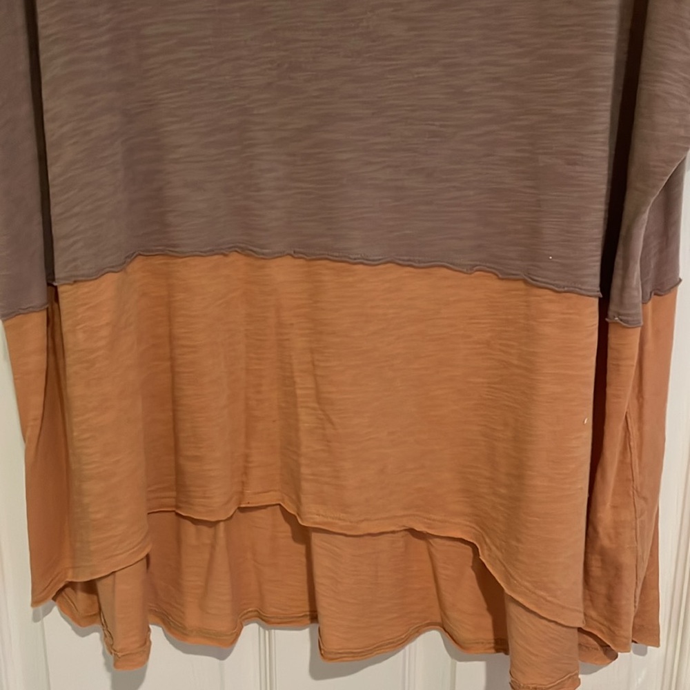 Free People 2 tone oversized top tan / orange size m - Picture 3 of 9